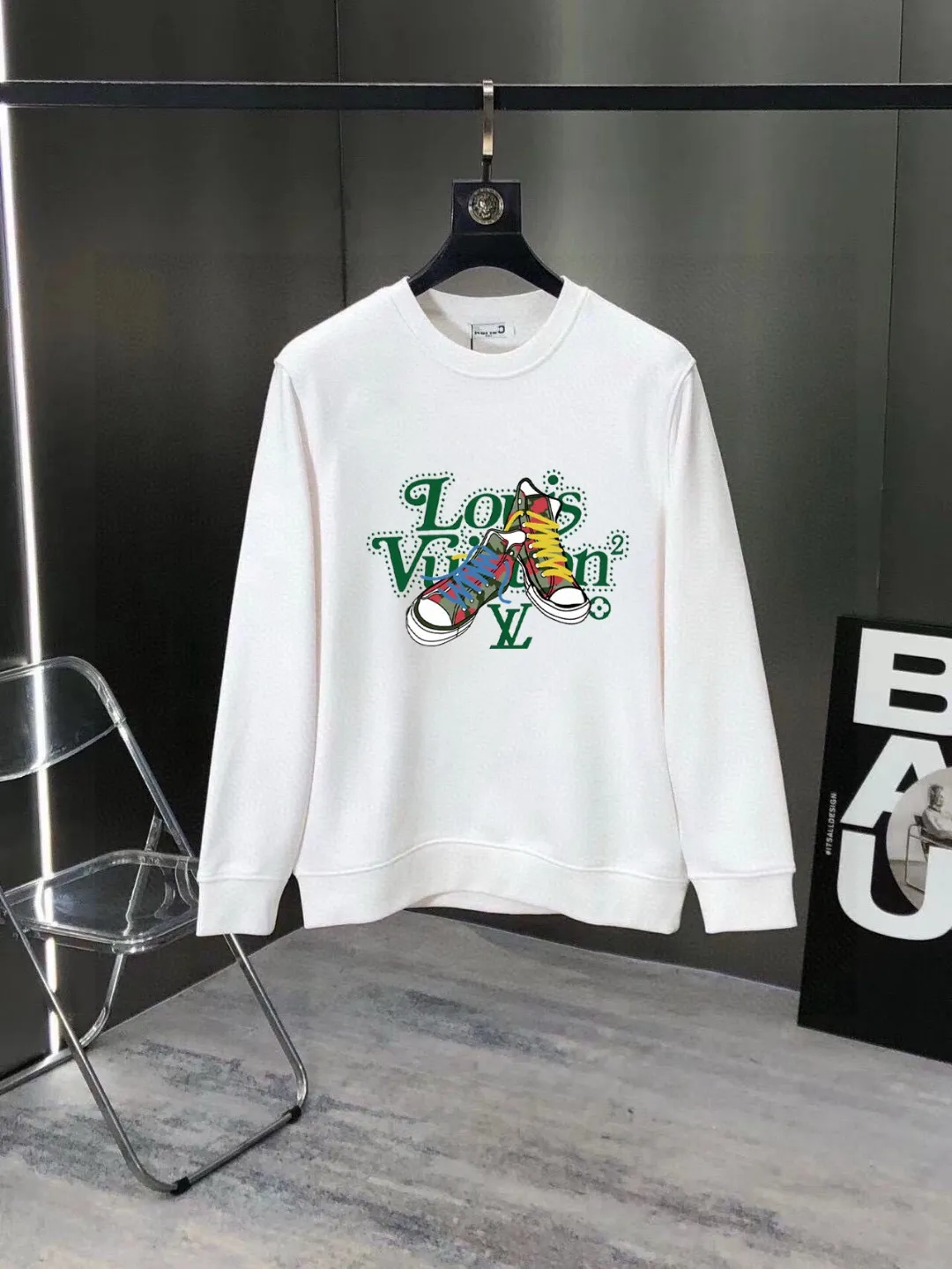 🅿️380 [Lv Louis Vuitton] (Fat Man Gospel) hot-selling suit is coming. Focus on the original version of the official website. 2025 new hot-selling sweatshirt suit. The original order is hard to buy🇭🇰. It is the meticulous work of top designers for a fitting and perfect upper body effect. All-natural high-quality Roman cotton 100%, close-fitting comfort, noble and elegant! Original hardware embodies elegance and nobility! Counter size: M-5XL (maximum wear up to 220 pounds)